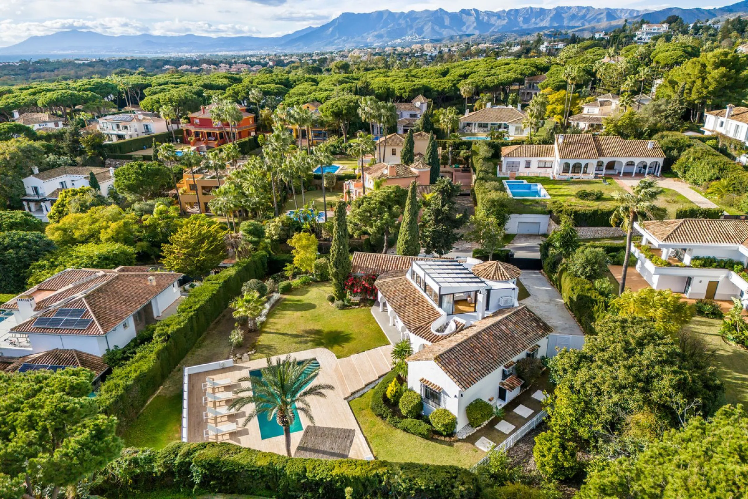 *Drone video and walkthrough video available. Urbanisation Hacienda Las Chapas.