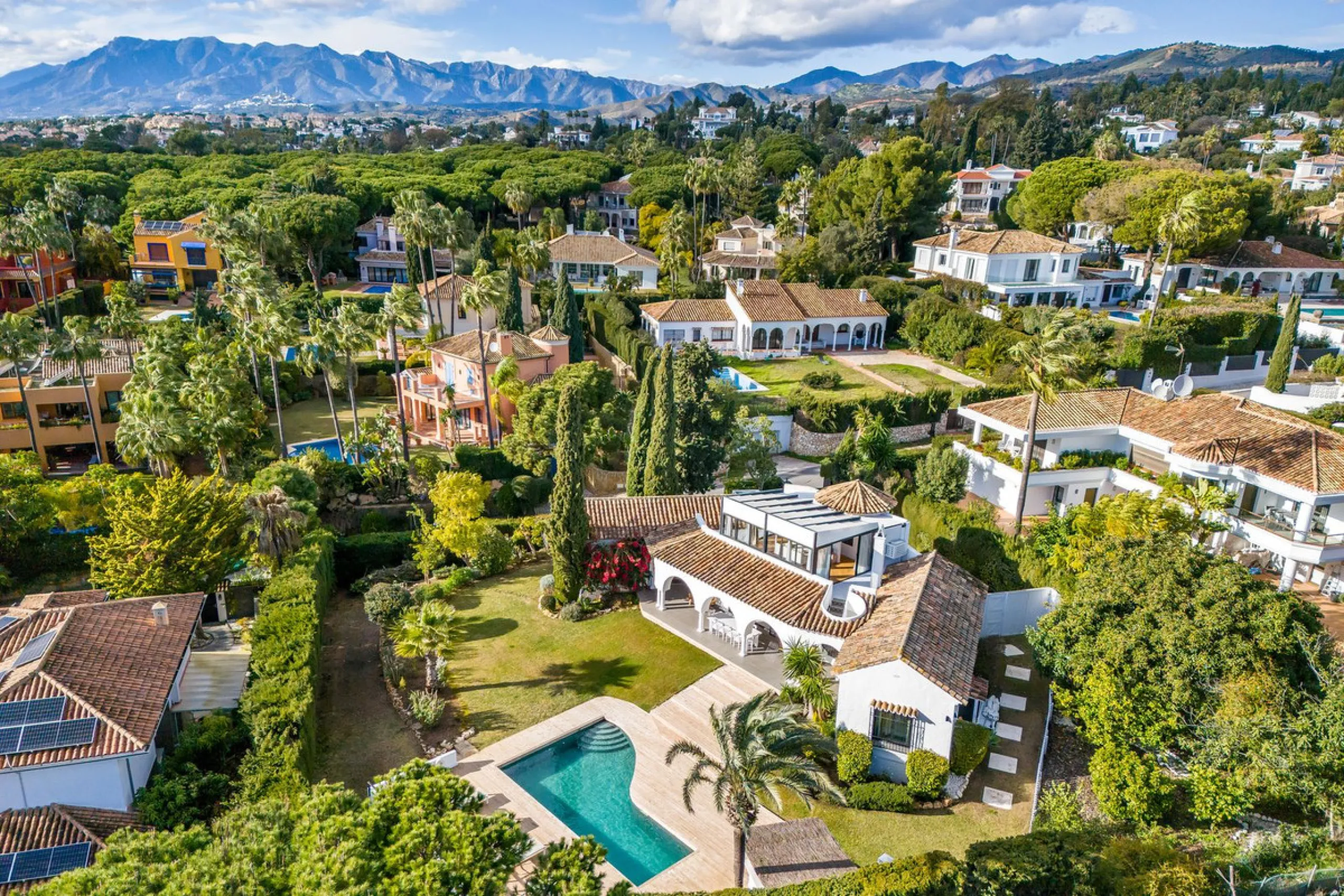 *Drone video and walkthrough video available. Urbanisation Hacienda Las Chapas.