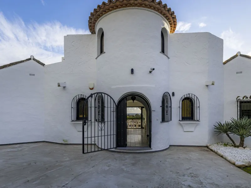 *Drone video and walkthrough video available. Urbanisation Hacienda Las Chapas.