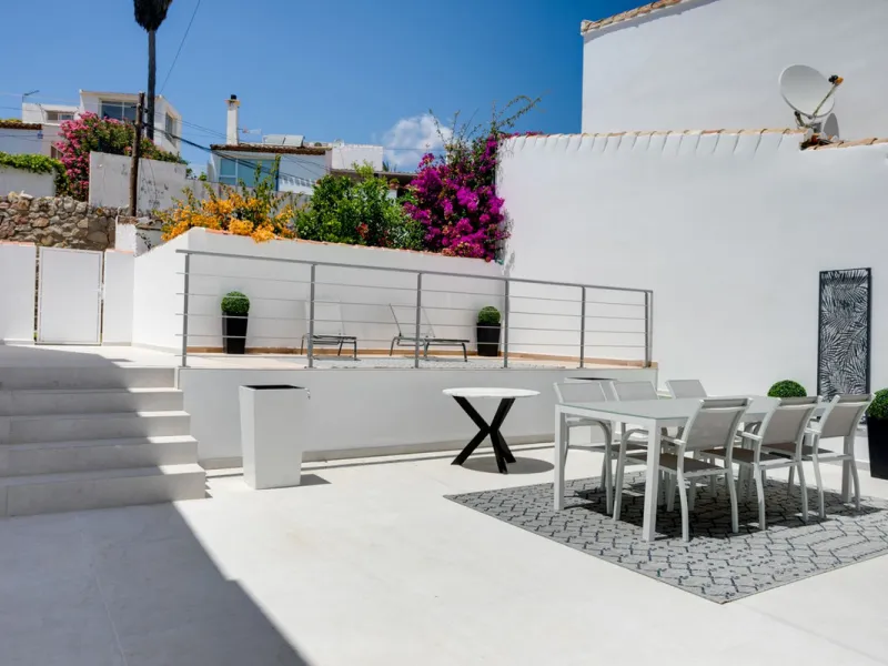 A beautifully renovated beachfront villa with perfect sea views. The house has been tastefully modernised to offer a large open plan living room with fully fitted modern kitchen, on the lower level is also one of the 3 bedrooms with bathroom.