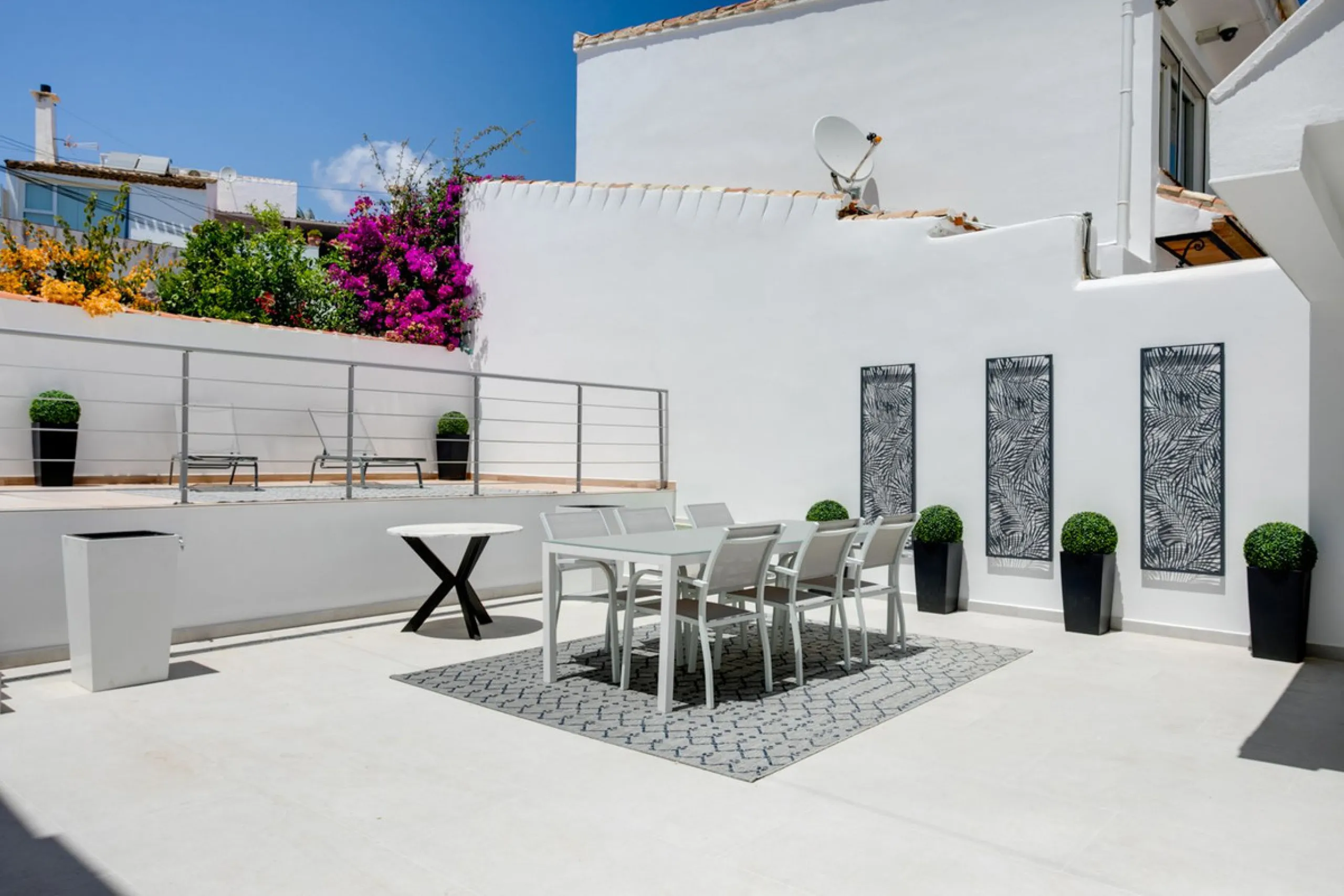 A beautifully renovated beachfront villa with perfect sea views. The house has been tastefully modernised to offer a large open plan living room with fully fitted modern kitchen, on the lower level is also one of the 3 bedrooms with bathroom.