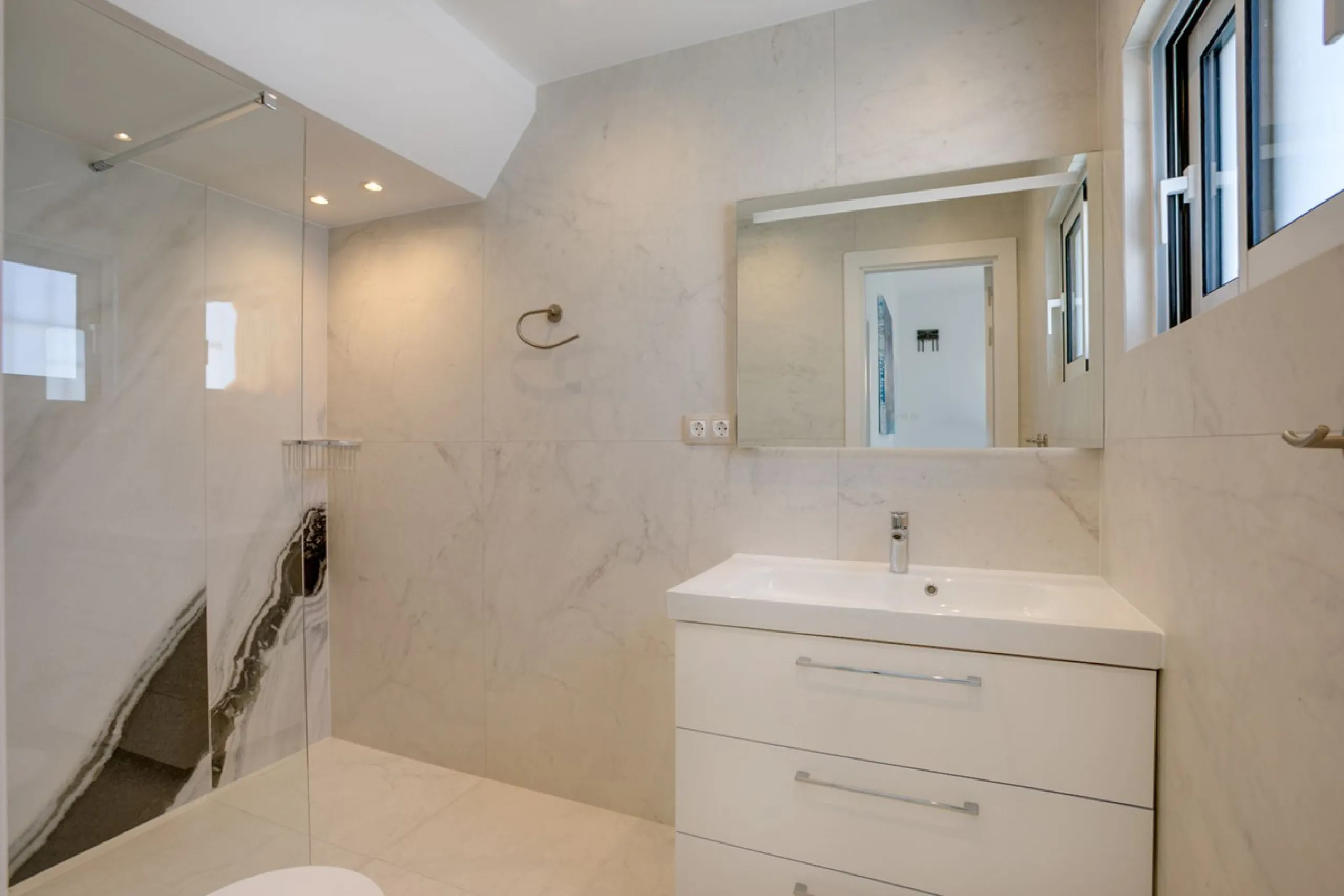 A beautifully renovated beachfront villa with perfect sea views. The house has been tastefully modernised to offer a large open plan living room with fully fitted modern kitchen, on the lower level is also one of the 3 bedrooms with bathroom.