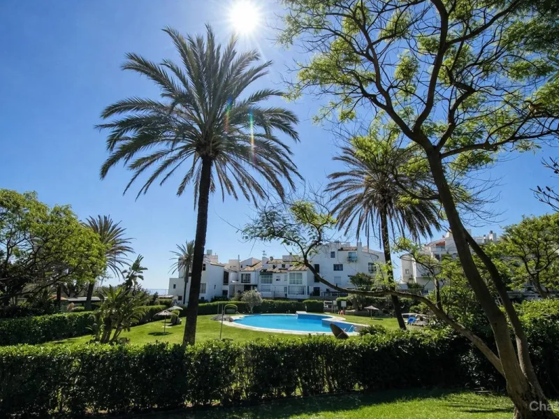 Situated in a sought-after frontline beach complex, this property enjoys a truly fantastic position right by a quiet, unspoilt stretch of coastline.