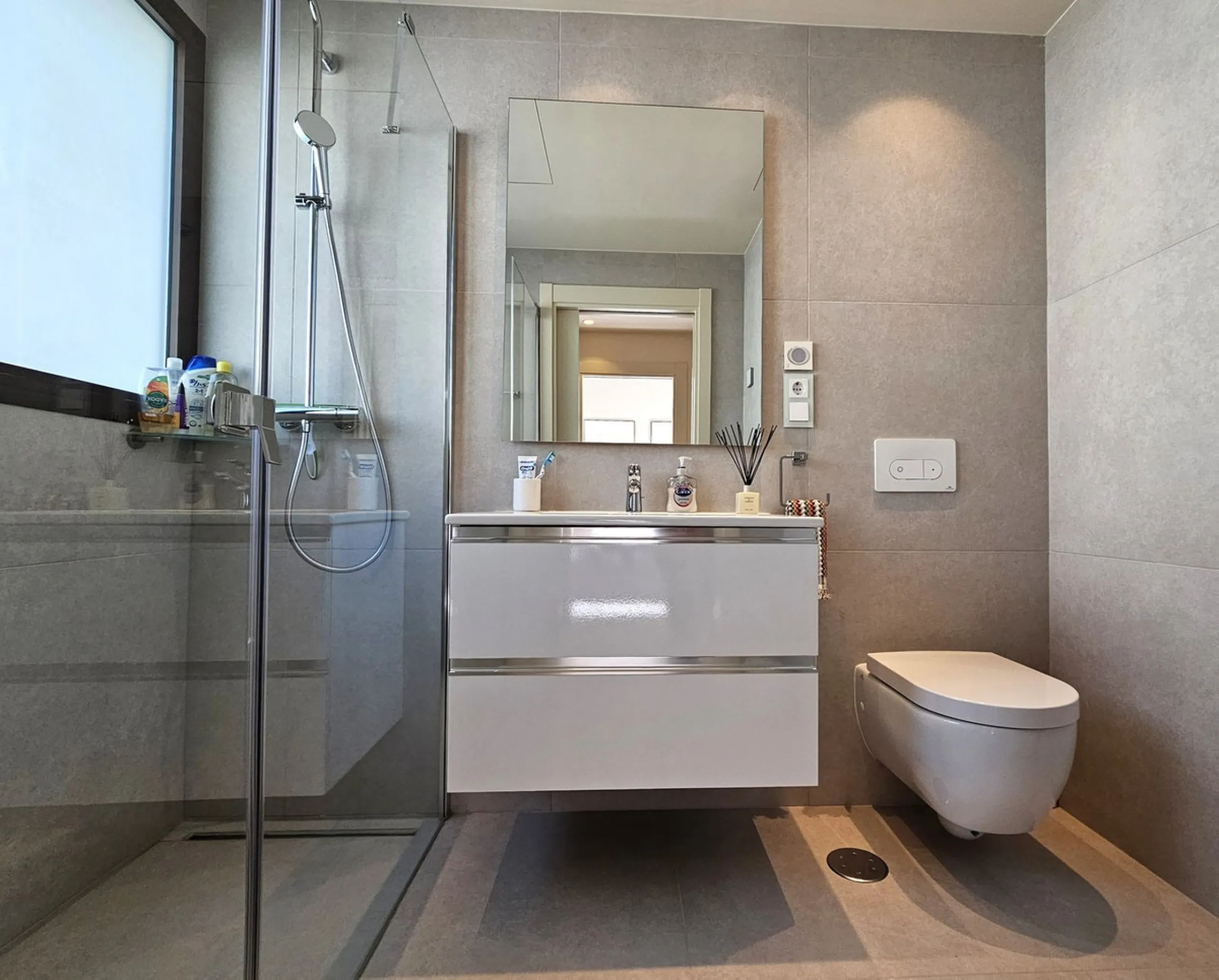 This beautiful house is located in an enviable beachfront position within the prestigious Velaya development on the New Golden Mile, offering breathtaking sea views and direct access to the beach.