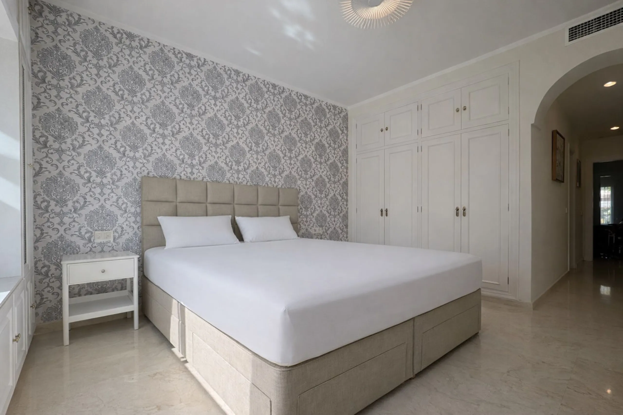 Apartment - Penthouse в продаже в Estepona, Málaga. В доме 2 спален и 2 ванных комнат. Площадь дома 128 м²