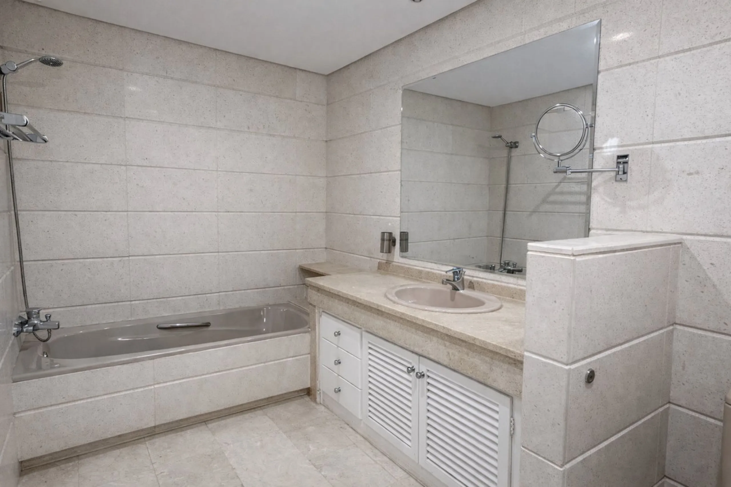 Apartment - Penthouse в продаже в Estepona, Málaga. В доме 2 спален и 2 ванных комнат. Площадь дома 128 м²