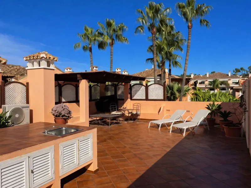 Apartment - Penthouse в продаже в Estepona, Málaga. В доме 2 спален и 2 ванных комнат. Площадь дома 128 м²