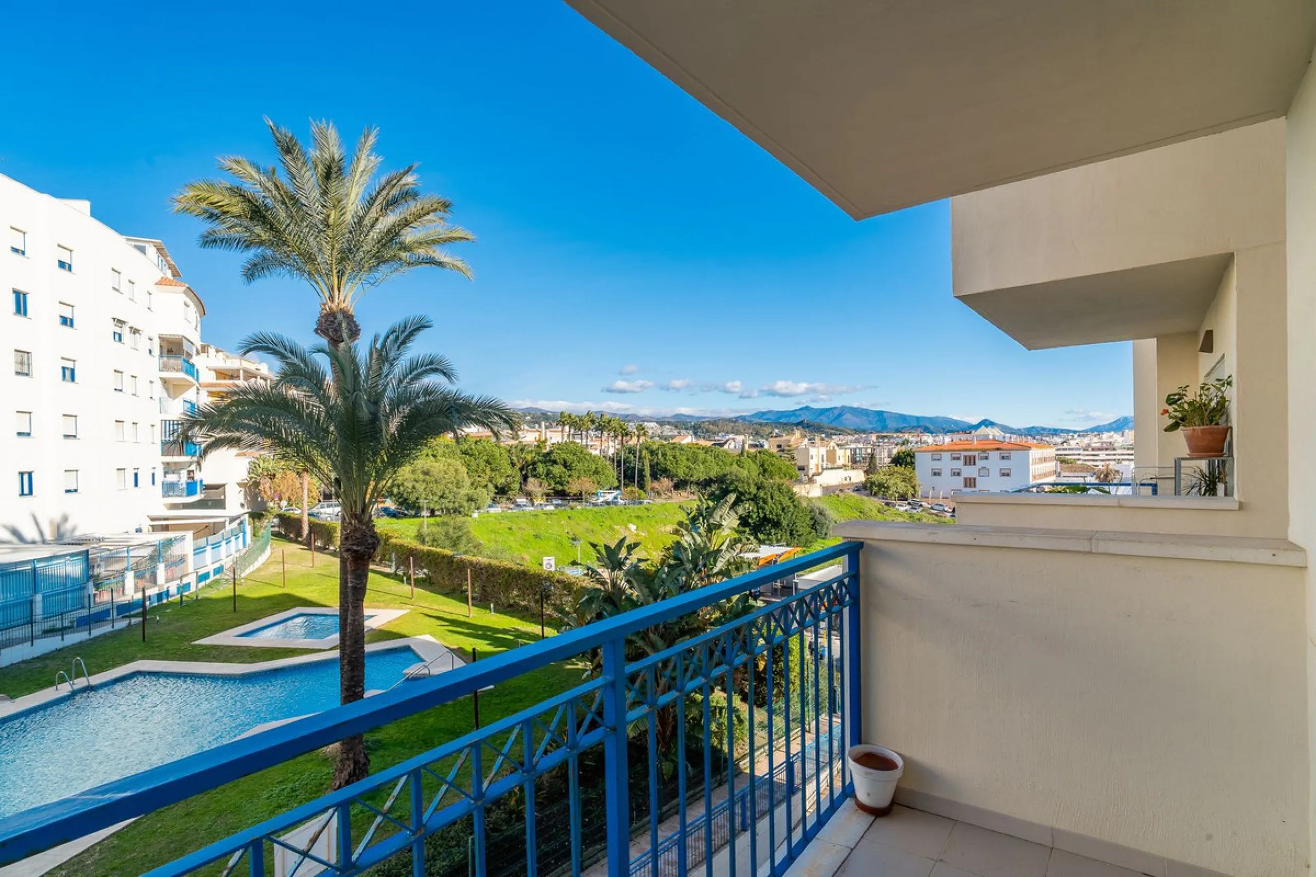 Discover this charming 97m² apartment in Estepona, Málaga, ideal for enjoying peace and comfort. Priced attractively at €399,000, this property is located in a gated community offering access to a communal swimming pool and a serene environment, perfect f