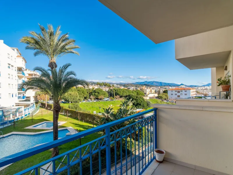 Discover this charming 97m² apartment in Estepona, Málaga, ideal for enjoying peace and comfort. Priced attractively at €399,000, this property is located in a gated community offering access to a communal swimming pool and a serene environment, perfect f