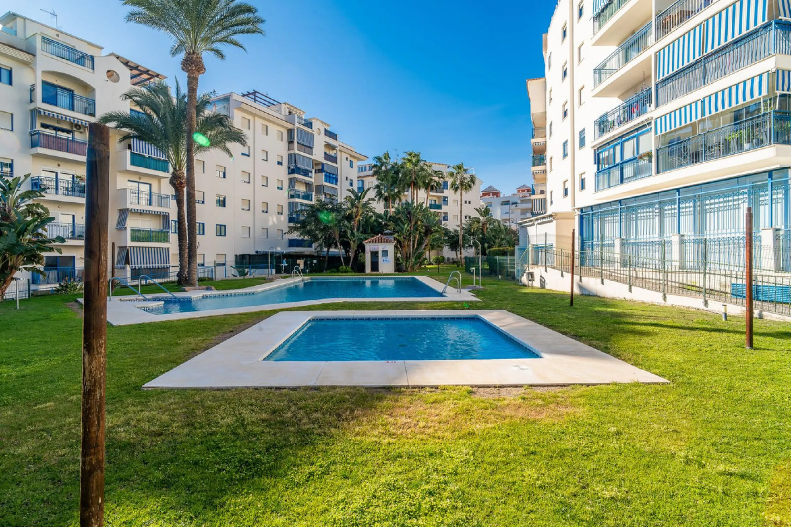 Discover this charming 97m² apartment in Estepona, Málaga, ideal for enjoying peace and comfort. Priced attractively at €399,000, this property is located in a gated community offering access to a communal swimming pool and a serene environment, perfect f