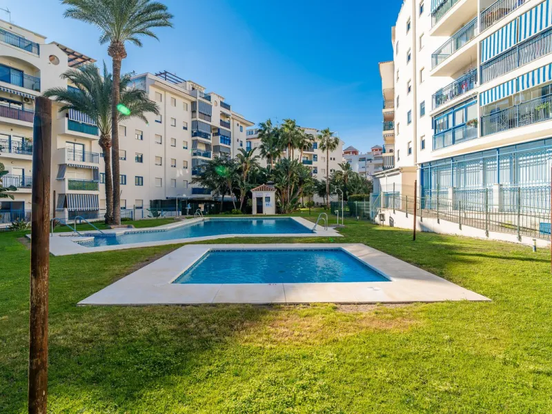 Discover this charming 97m² apartment in Estepona, Málaga, ideal for enjoying peace and comfort. Priced attractively at €399,000, this property is located in a gated community offering access to a communal swimming pool and a serene environment, perfect f