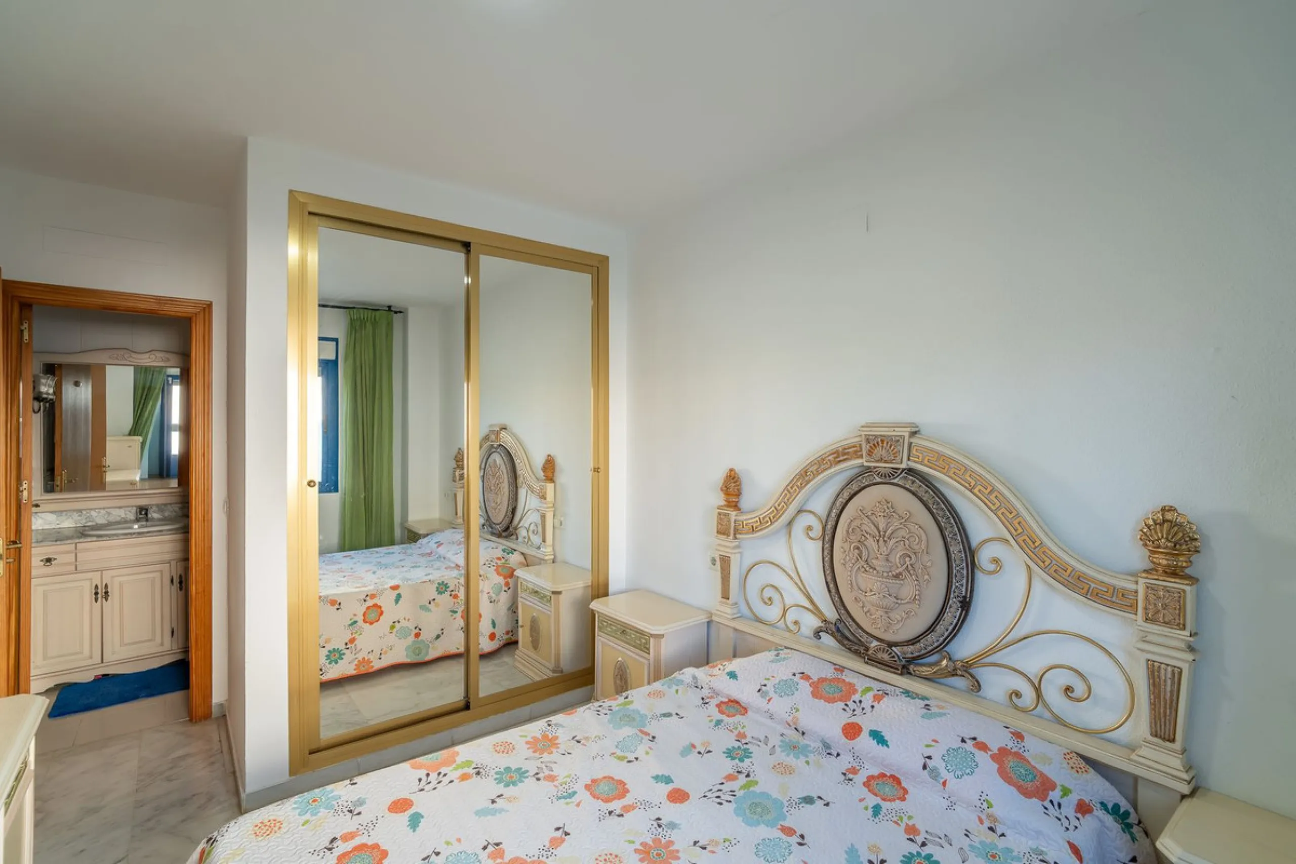 Discover this charming 97m² apartment in Estepona, Málaga, ideal for enjoying peace and comfort. Priced attractively at €399,000, this property is located in a gated community offering access to a communal swimming pool and a serene environment, perfect f