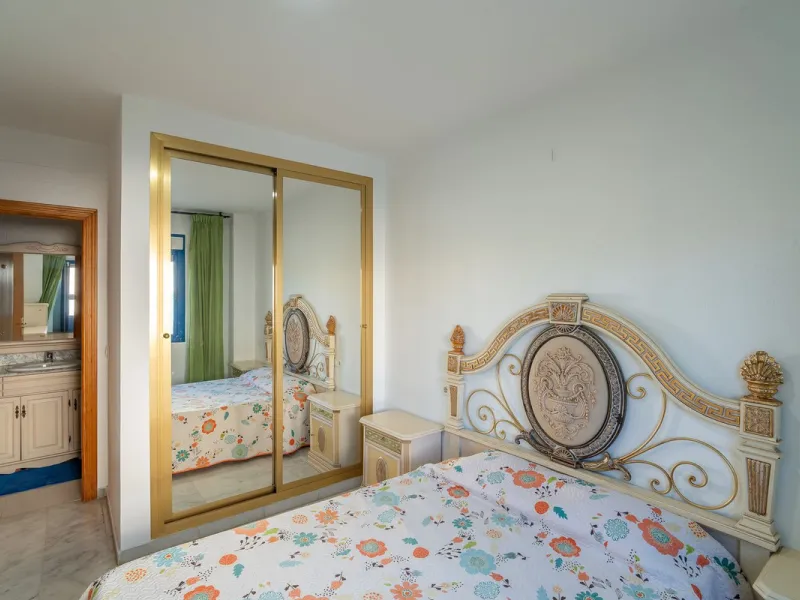 Discover this charming 97m² apartment in Estepona, Málaga, ideal for enjoying peace and comfort. Priced attractively at €399,000, this property is located in a gated community offering access to a communal swimming pool and a serene environment, perfect f