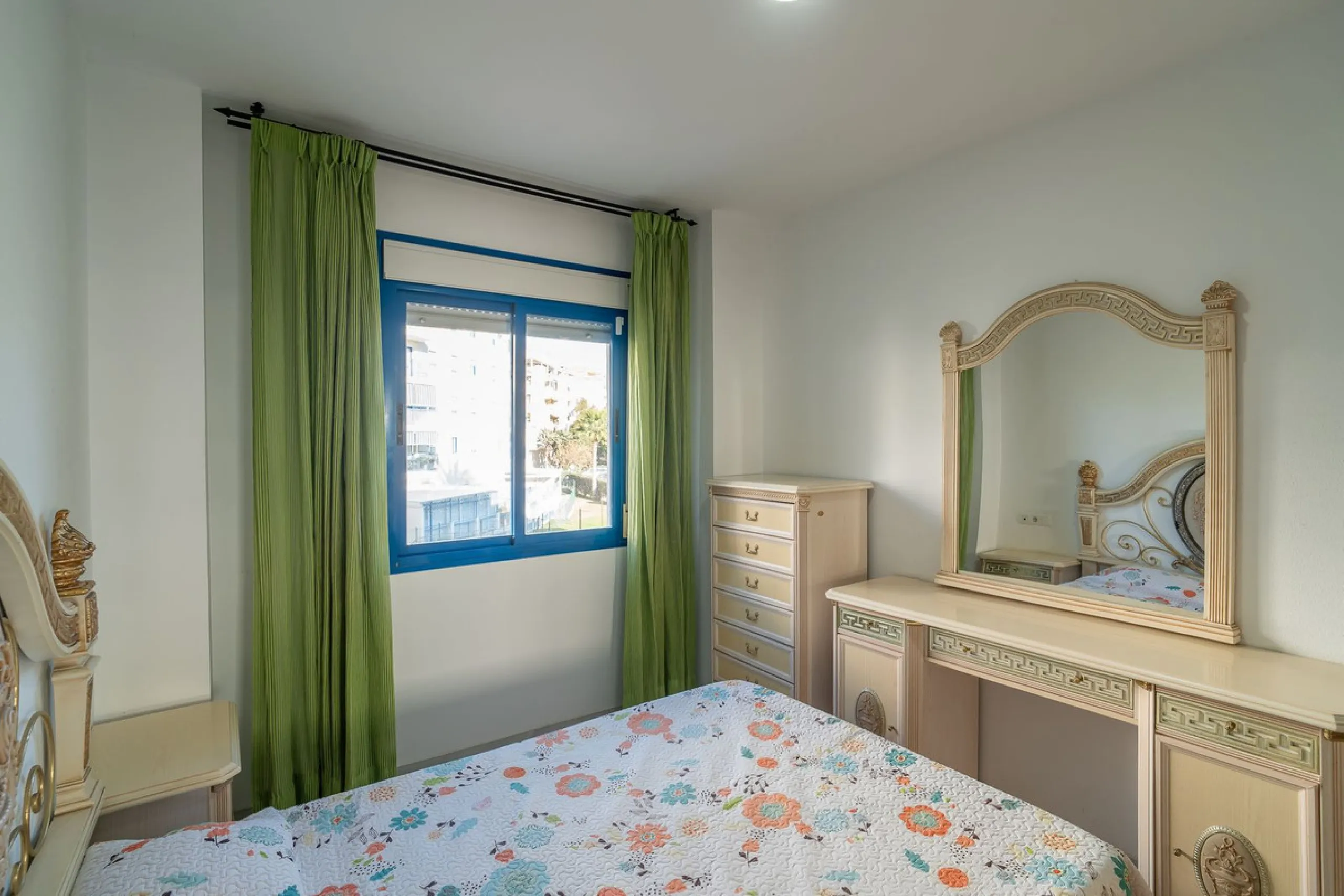 Discover this charming 97m² apartment in Estepona, Málaga, ideal for enjoying peace and comfort. Priced attractively at €399,000, this property is located in a gated community offering access to a communal swimming pool and a serene environment, perfect f