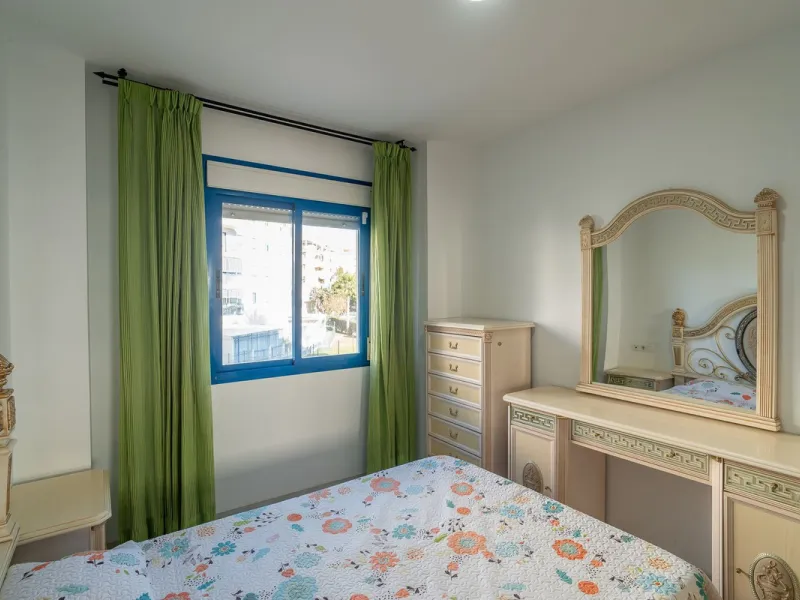 Discover this charming 97m² apartment in Estepona, Málaga, ideal for enjoying peace and comfort. Priced attractively at €399,000, this property is located in a gated community offering access to a communal swimming pool and a serene environment, perfect f
