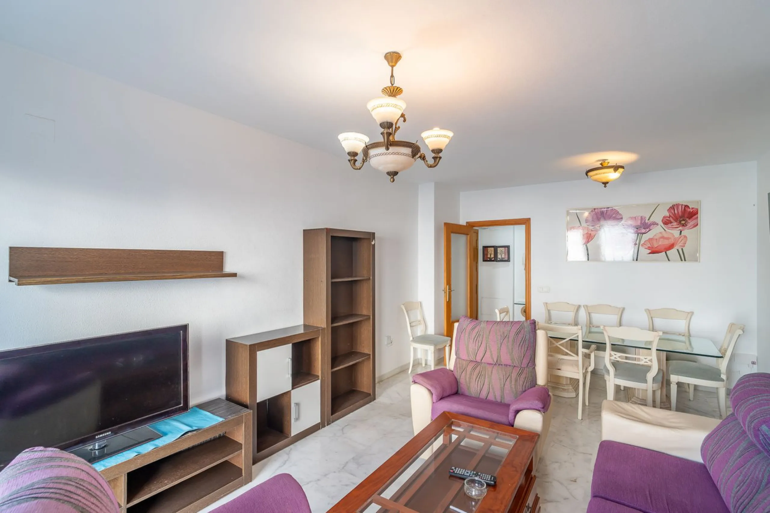 Discover this charming 97m² apartment in Estepona, Málaga, ideal for enjoying peace and comfort. Priced attractively at €399,000, this property is located in a gated community offering access to a communal swimming pool and a serene environment, perfect f