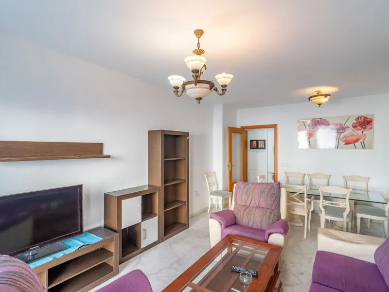 Discover this charming 97m² apartment in Estepona, Málaga, ideal for enjoying peace and comfort. Priced attractively at €399,000, this property is located in a gated community offering access to a communal swimming pool and a serene environment, perfect f