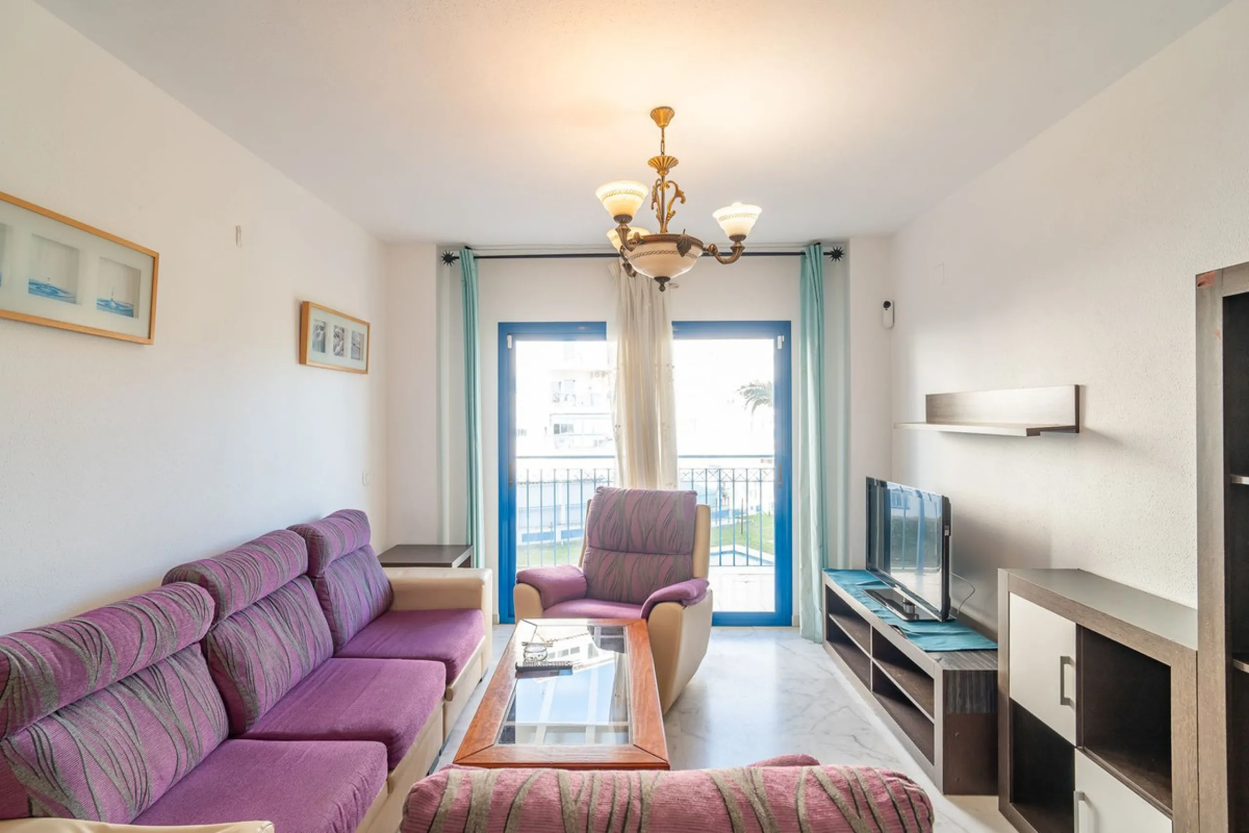 Discover this charming 97m² apartment in Estepona, Málaga, ideal for enjoying peace and comfort. Priced attractively at €399,000, this property is located in a gated community offering access to a communal swimming pool and a serene environment, perfect f