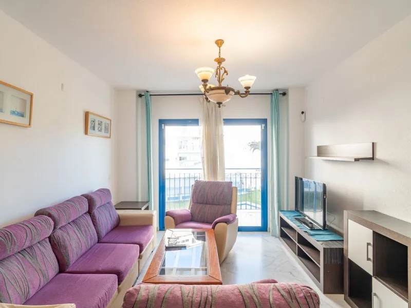 Discover this charming 97m² apartment in Estepona, Málaga, ideal for enjoying peace and comfort. Priced attractively at €399,000, this property is located in a gated community offering access to a communal swimming pool and a serene environment, perfect f
