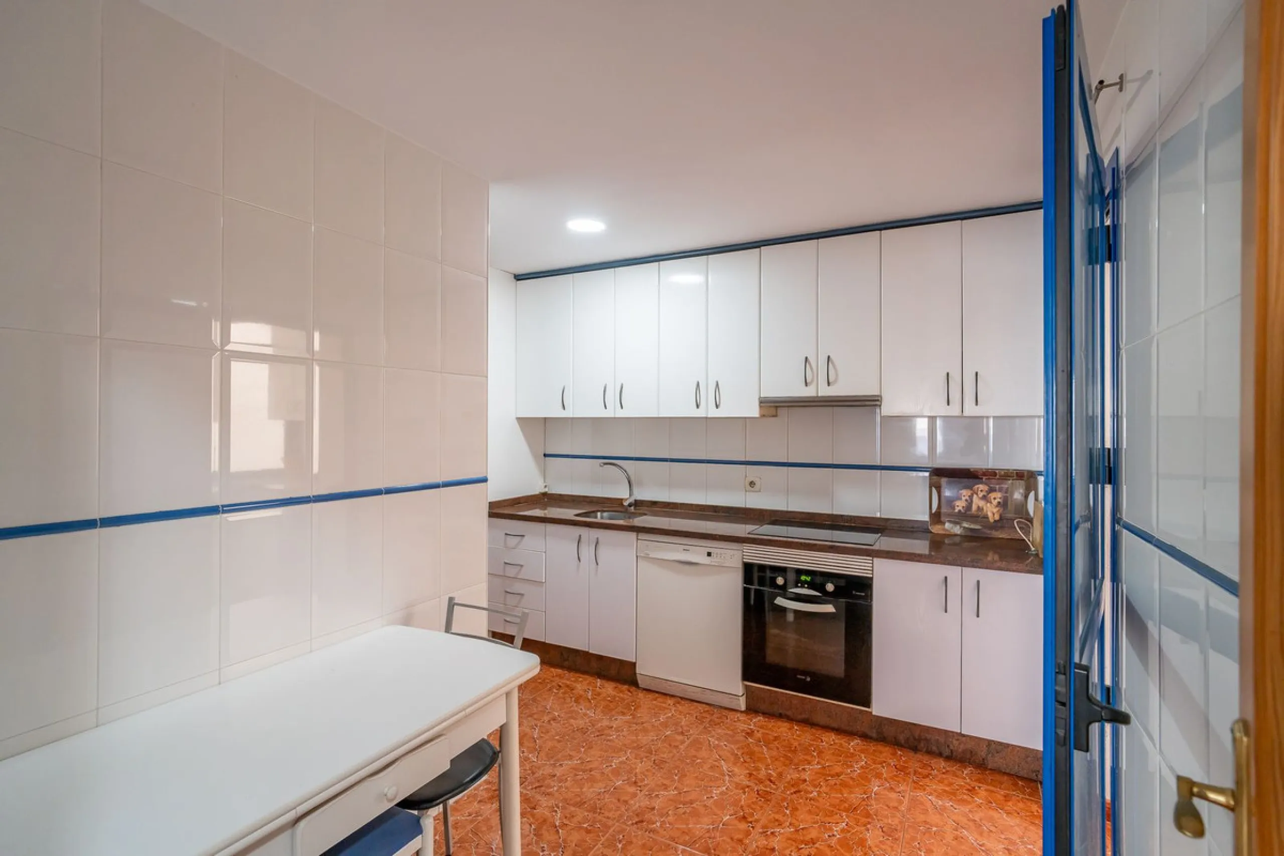 Discover this charming 97m² apartment in Estepona, Málaga, ideal for enjoying peace and comfort. Priced attractively at €399,000, this property is located in a gated community offering access to a communal swimming pool and a serene environment, perfect f