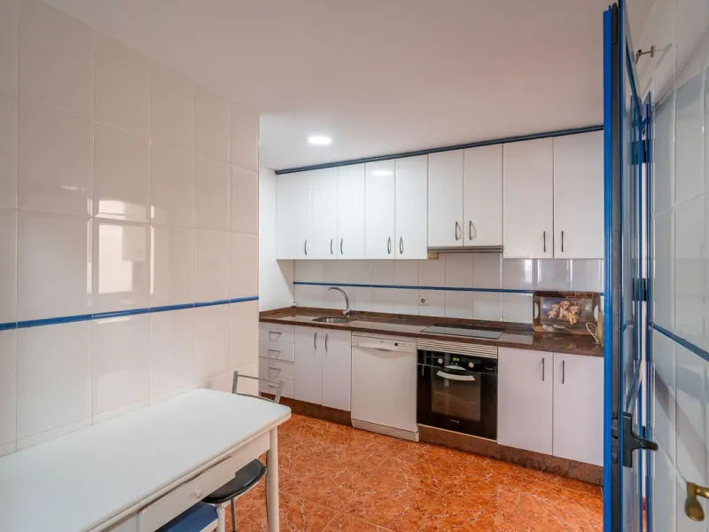 Discover this charming 97m² apartment in Estepona, Málaga, ideal for enjoying peace and comfort. Priced attractively at €399,000, this property is located in a gated community offering access to a communal swimming pool and a serene environment, perfect f