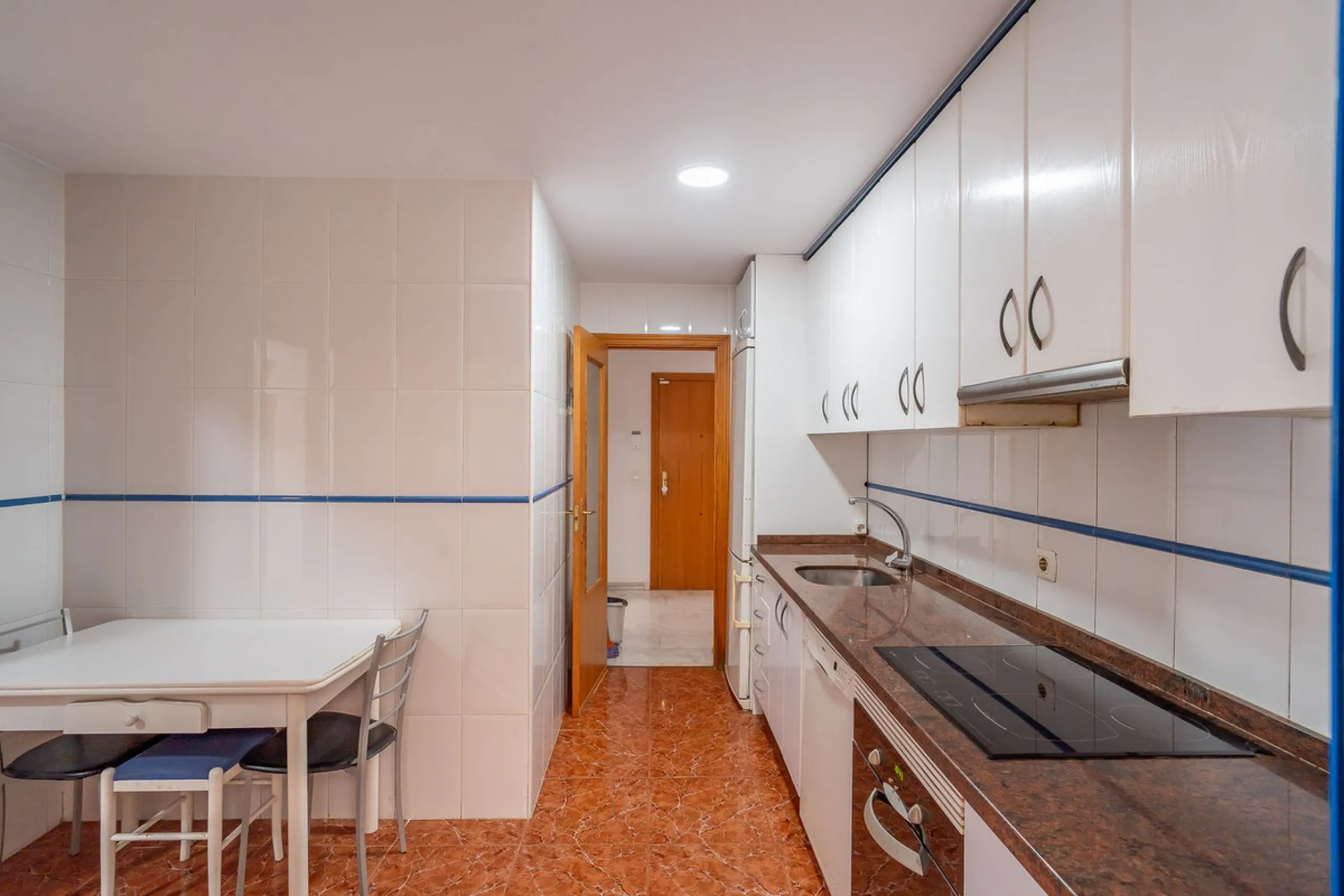 Discover this charming 97m² apartment in Estepona, Málaga, ideal for enjoying peace and comfort. Priced attractively at €399,000, this property is located in a gated community offering access to a communal swimming pool and a serene environment, perfect f