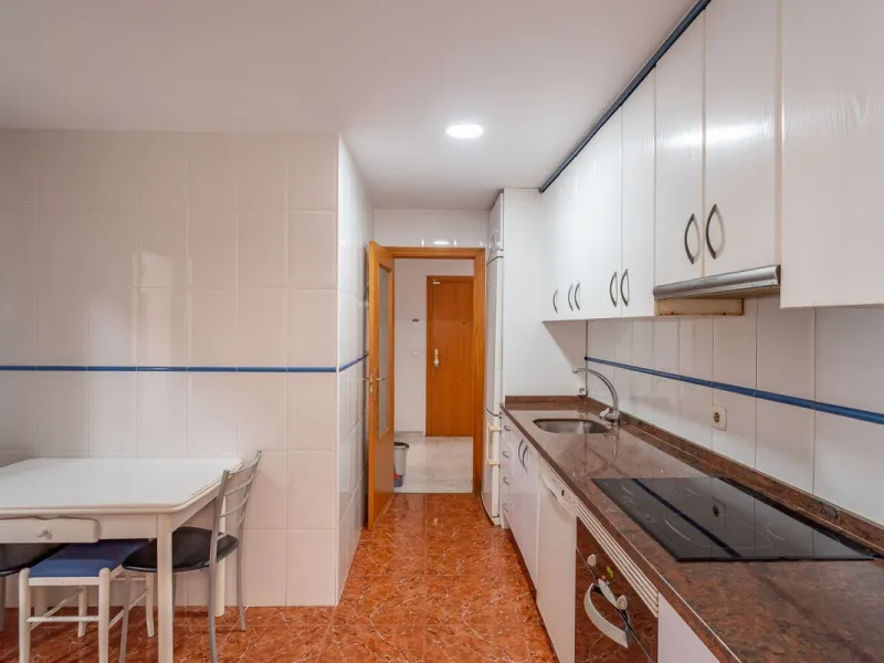 Discover this charming 97m² apartment in Estepona, Málaga, ideal for enjoying peace and comfort. Priced attractively at €399,000, this property is located in a gated community offering access to a communal swimming pool and a serene environment, perfect f