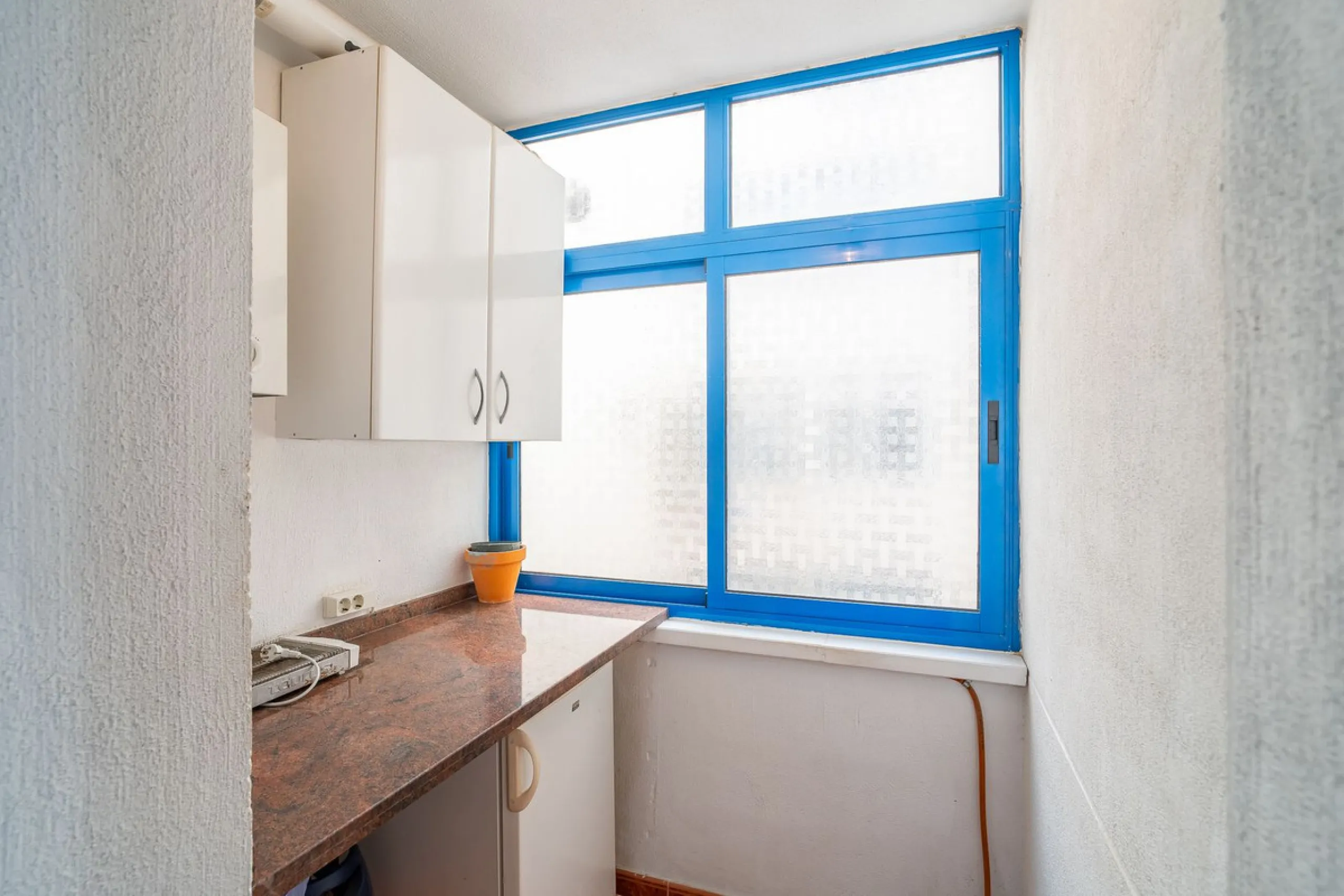 Discover this charming 97m² apartment in Estepona, Málaga, ideal for enjoying peace and comfort. Priced attractively at €399,000, this property is located in a gated community offering access to a communal swimming pool and a serene environment, perfect f