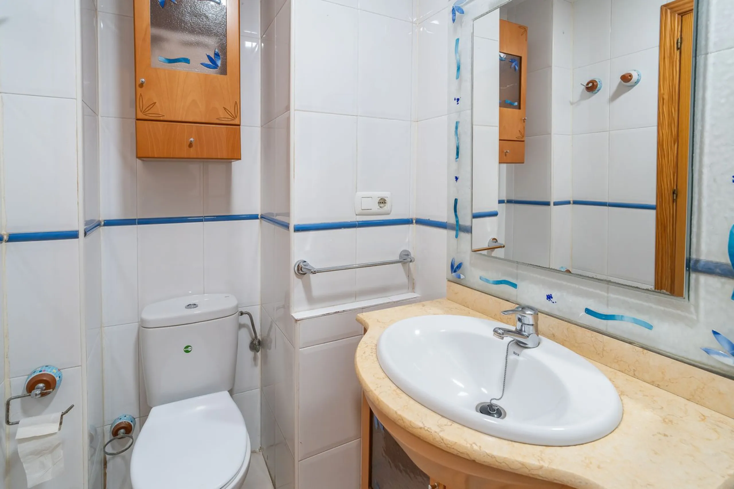 Discover this charming 97m² apartment in Estepona, Málaga, ideal for enjoying peace and comfort. Priced attractively at €399,000, this property is located in a gated community offering access to a communal swimming pool and a serene environment, perfect f