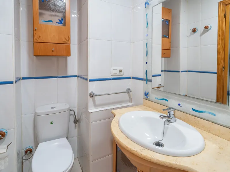 Discover this charming 97m² apartment in Estepona, Málaga, ideal for enjoying peace and comfort. Priced attractively at €399,000, this property is located in a gated community offering access to a communal swimming pool and a serene environment, perfect f