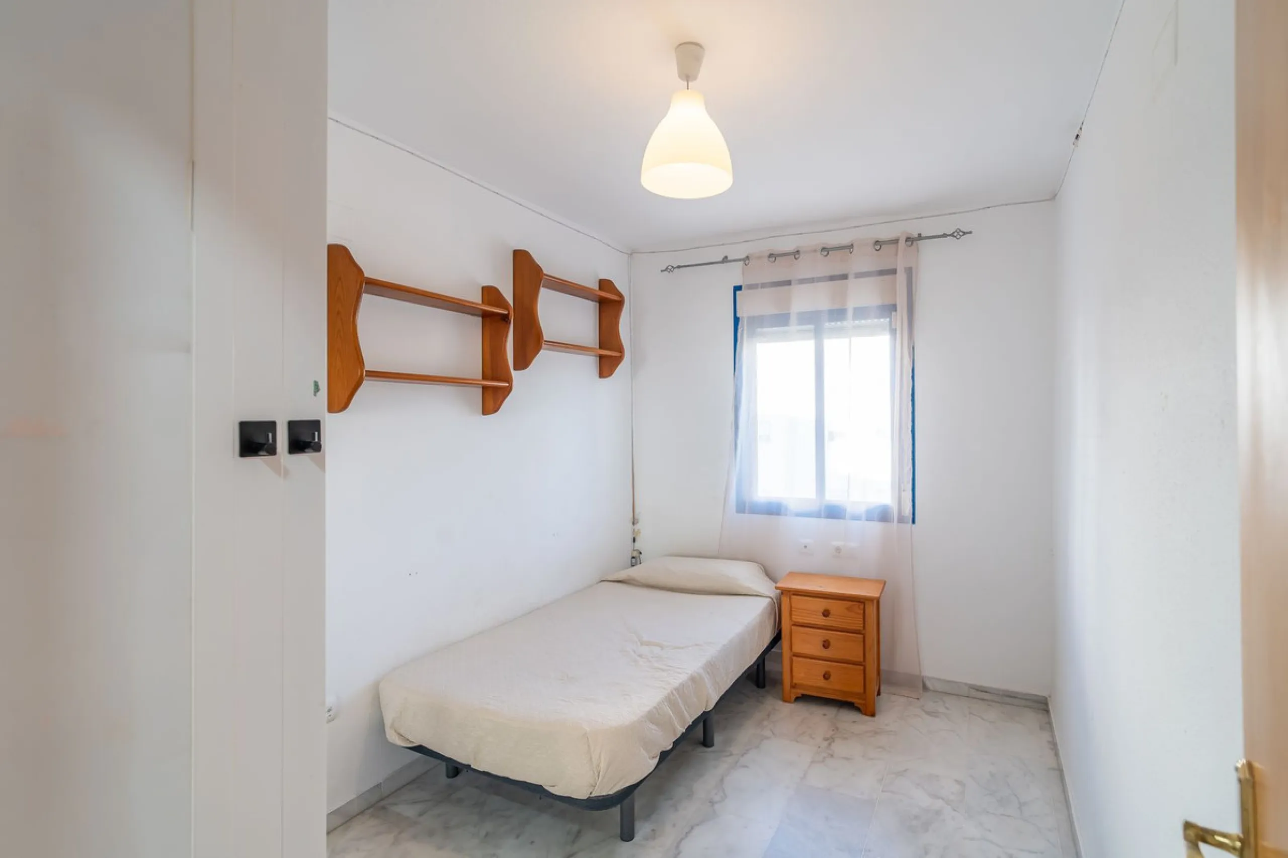 Discover this charming 97m² apartment in Estepona, Málaga, ideal for enjoying peace and comfort. Priced attractively at €399,000, this property is located in a gated community offering access to a communal swimming pool and a serene environment, perfect f
