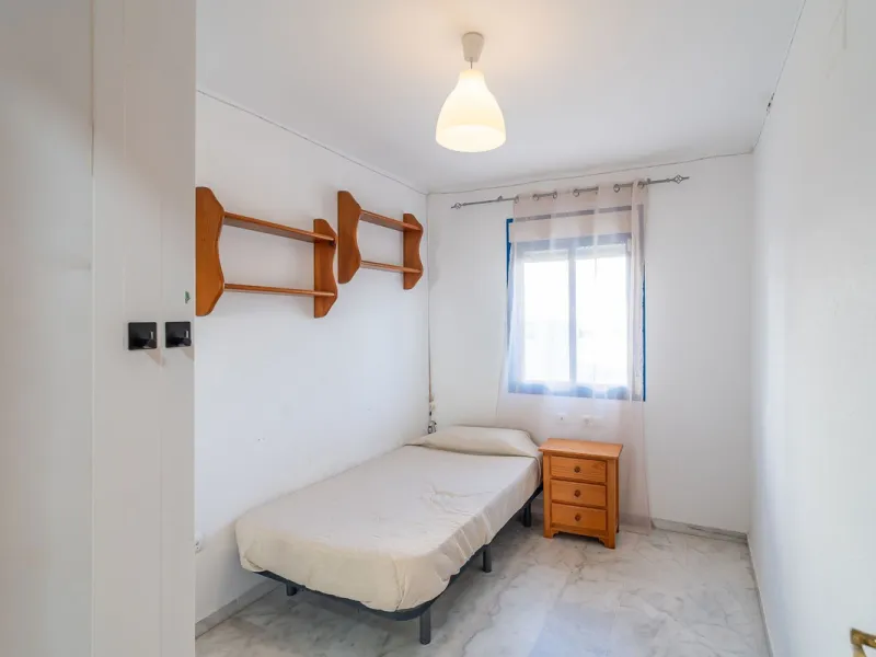 Discover this charming 97m² apartment in Estepona, Málaga, ideal for enjoying peace and comfort. Priced attractively at €399,000, this property is located in a gated community offering access to a communal swimming pool and a serene environment, perfect f