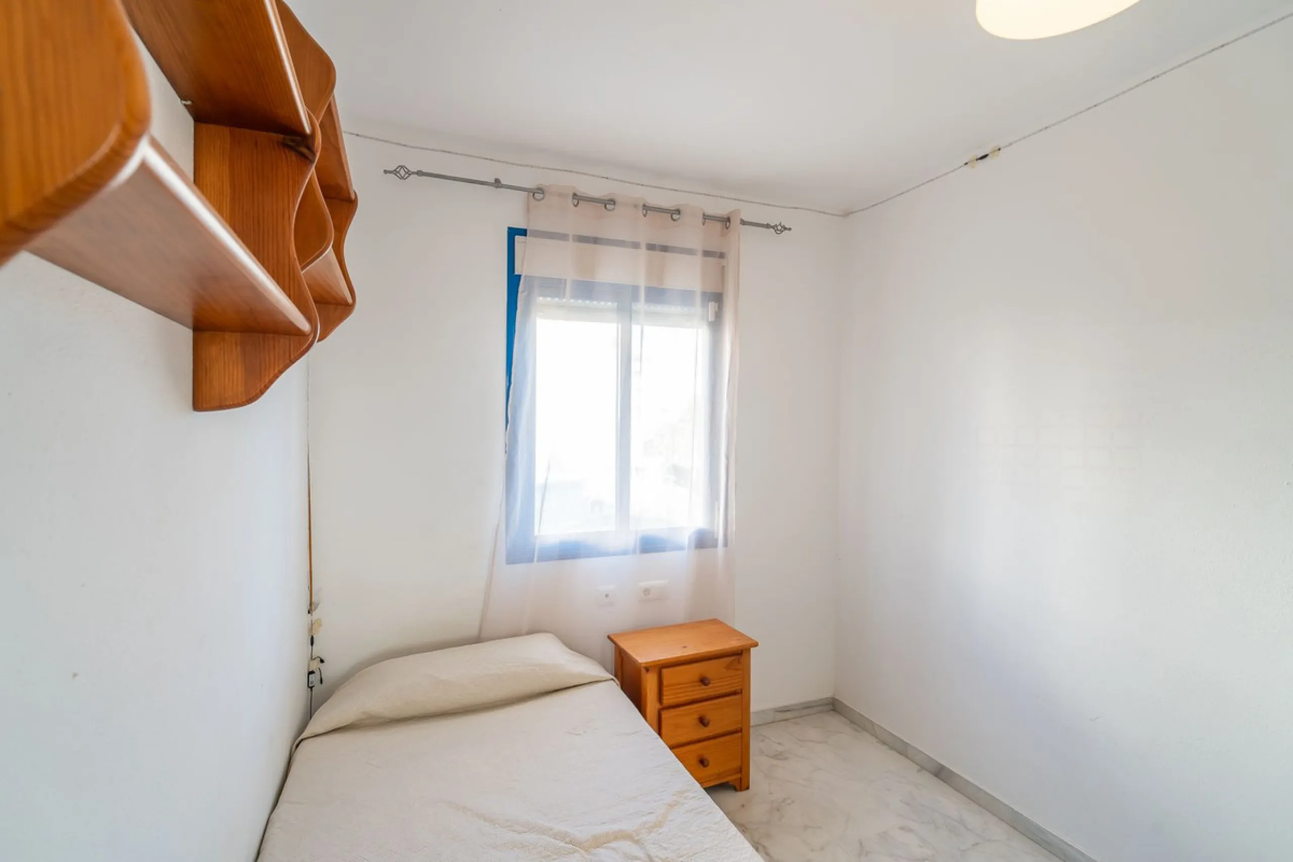 Discover this charming 97m² apartment in Estepona, Málaga, ideal for enjoying peace and comfort. Priced attractively at €399,000, this property is located in a gated community offering access to a communal swimming pool and a serene environment, perfect f