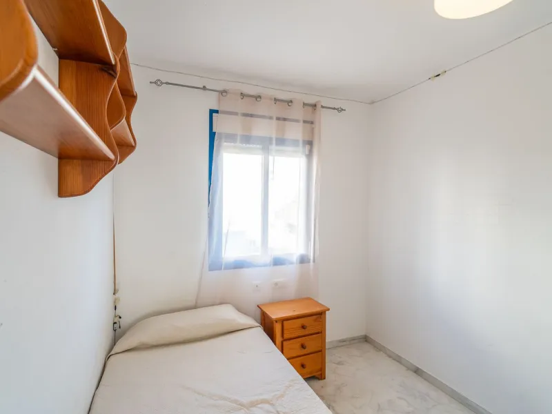 Discover this charming 97m² apartment in Estepona, Málaga, ideal for enjoying peace and comfort. Priced attractively at €399,000, this property is located in a gated community offering access to a communal swimming pool and a serene environment, perfect f