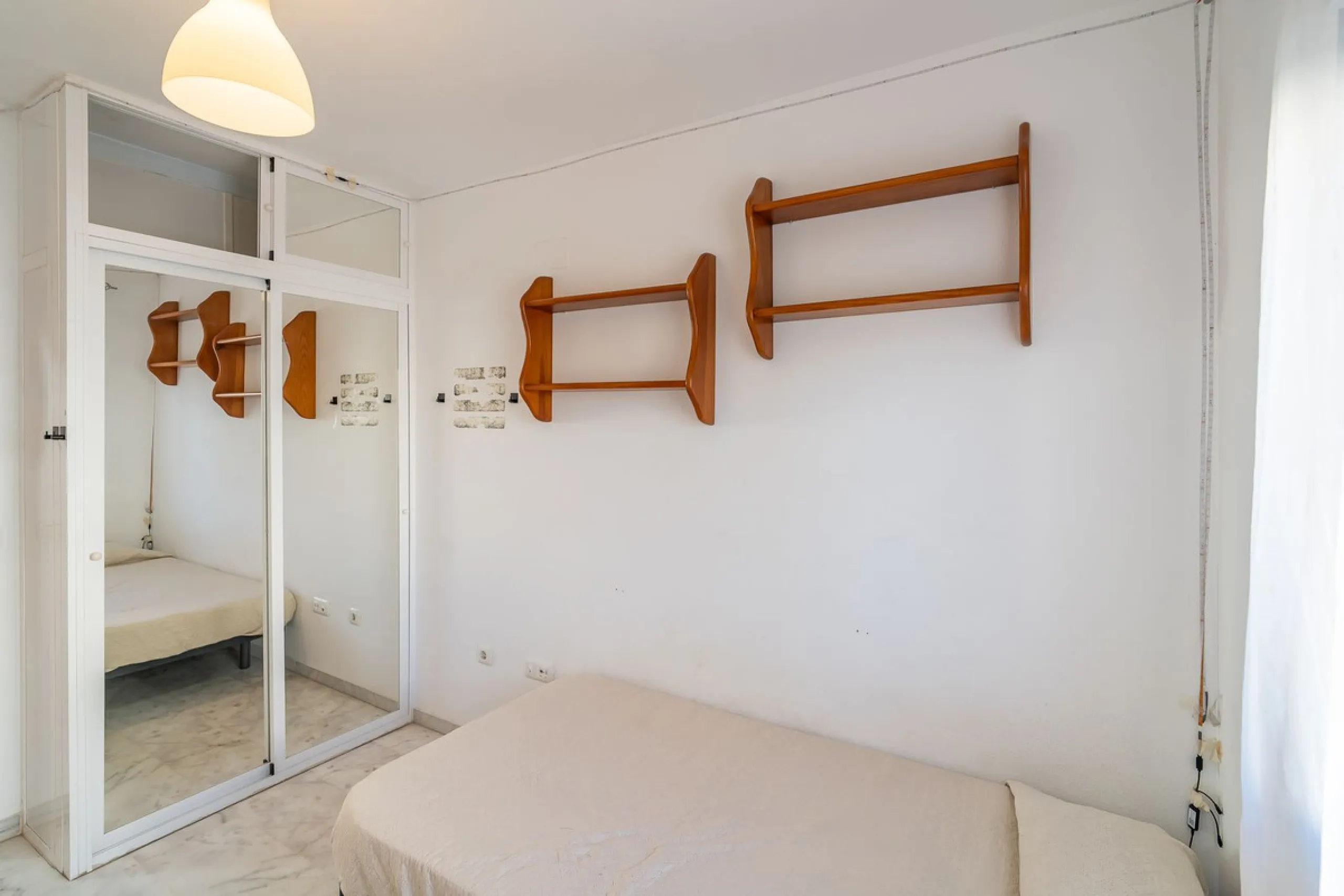 Discover this charming 97m² apartment in Estepona, Málaga, ideal for enjoying peace and comfort. Priced attractively at €399,000, this property is located in a gated community offering access to a communal swimming pool and a serene environment, perfect f
