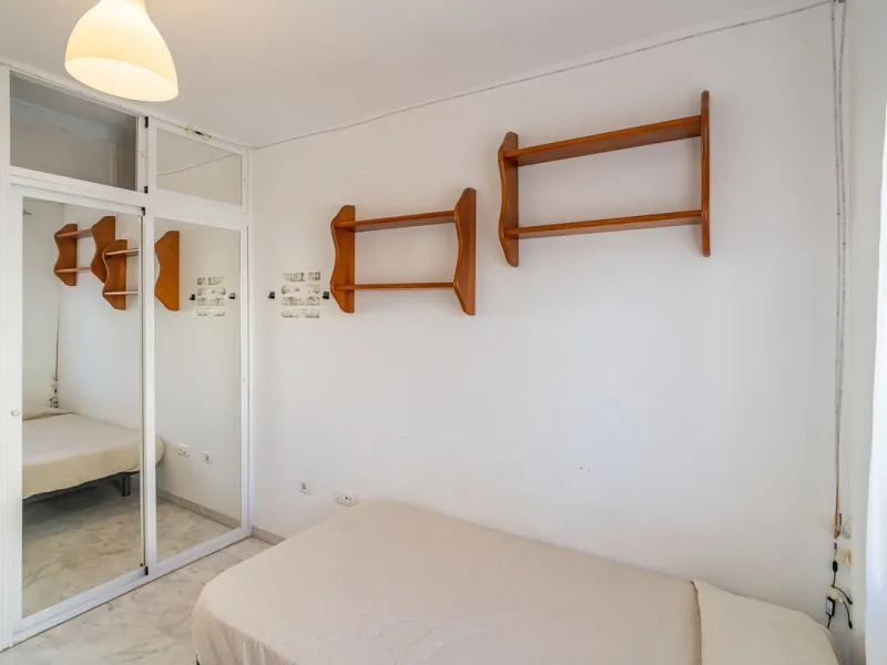Discover this charming 97m² apartment in Estepona, Málaga, ideal for enjoying peace and comfort. Priced attractively at €399,000, this property is located in a gated community offering access to a communal swimming pool and a serene environment, perfect f