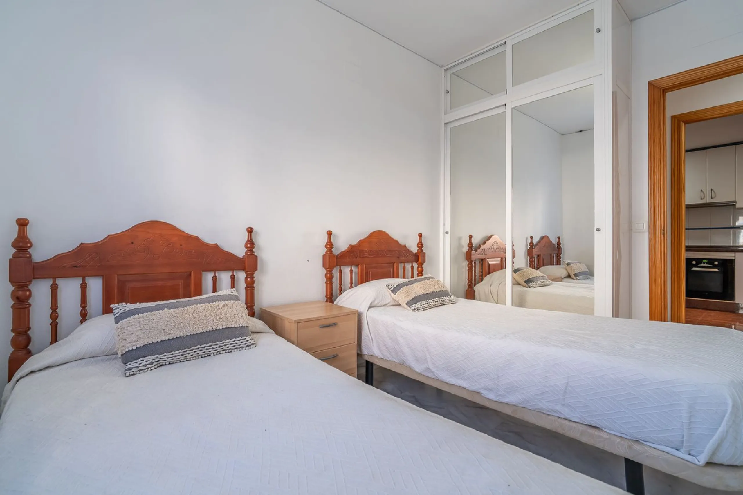 Discover this charming 97m² apartment in Estepona, Málaga, ideal for enjoying peace and comfort. Priced attractively at €399,000, this property is located in a gated community offering access to a communal swimming pool and a serene environment, perfect f
