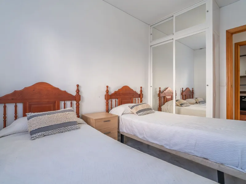 Discover this charming 97m² apartment in Estepona, Málaga, ideal for enjoying peace and comfort. Priced attractively at €399,000, this property is located in a gated community offering access to a communal swimming pool and a serene environment, perfect f