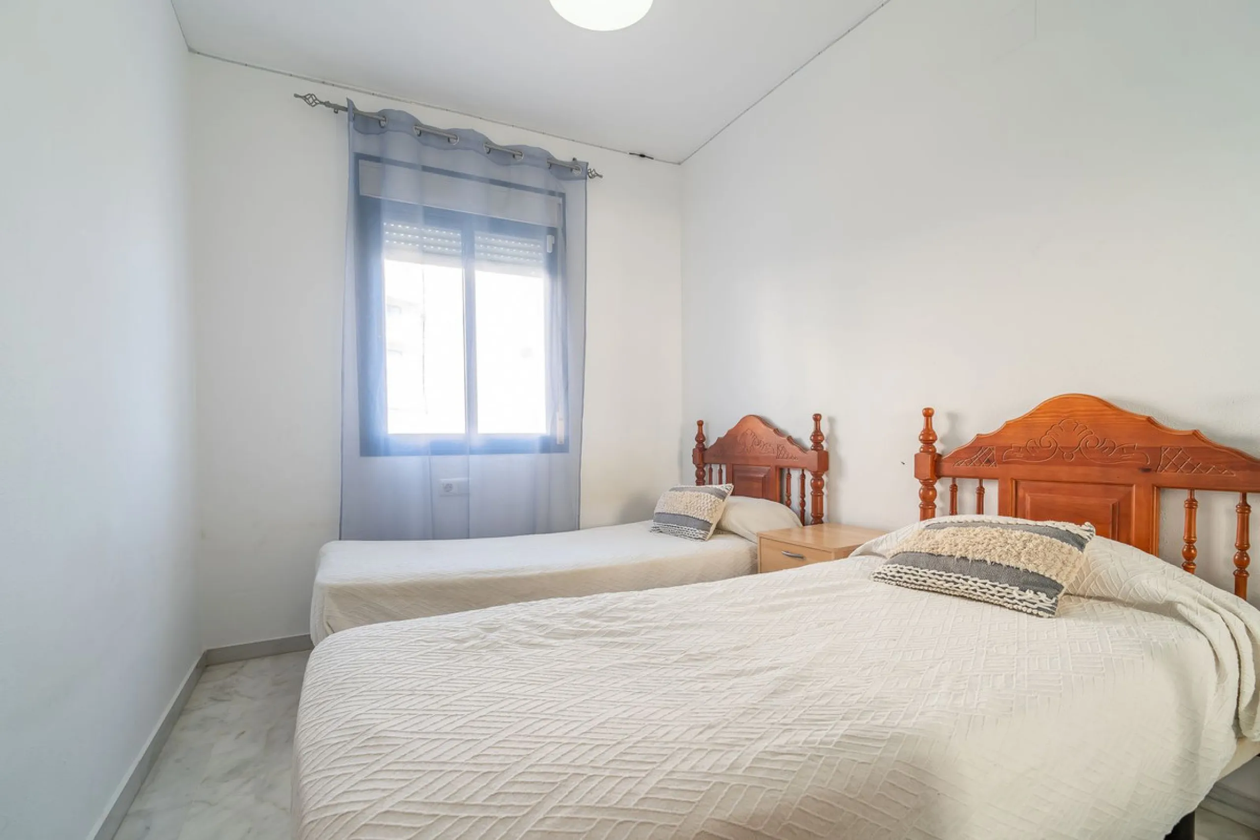 Discover this charming 97m² apartment in Estepona, Málaga, ideal for enjoying peace and comfort. Priced attractively at €399,000, this property is located in a gated community offering access to a communal swimming pool and a serene environment, perfect f