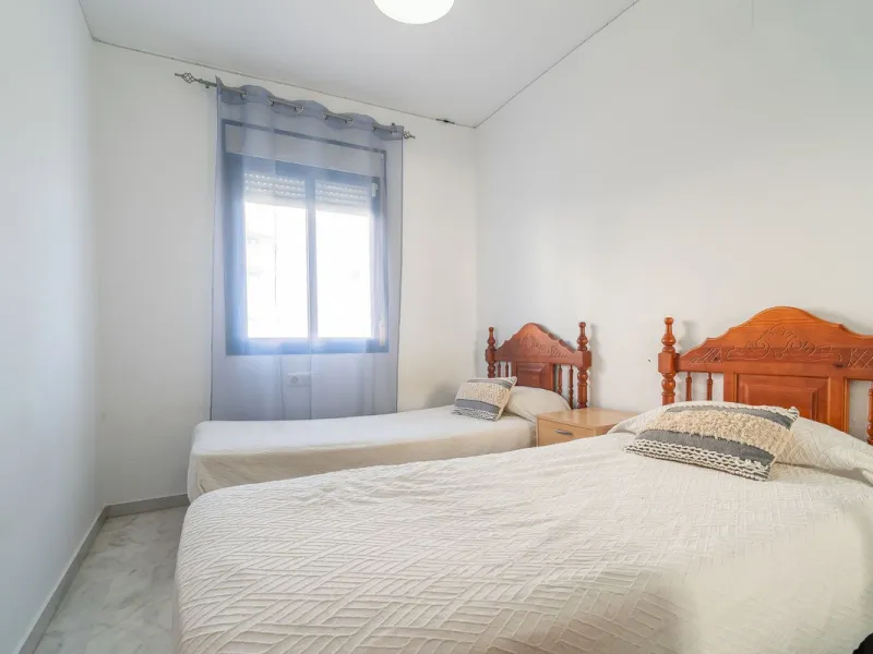 Discover this charming 97m² apartment in Estepona, Málaga, ideal for enjoying peace and comfort. Priced attractively at €399,000, this property is located in a gated community offering access to a communal swimming pool and a serene environment, perfect f
