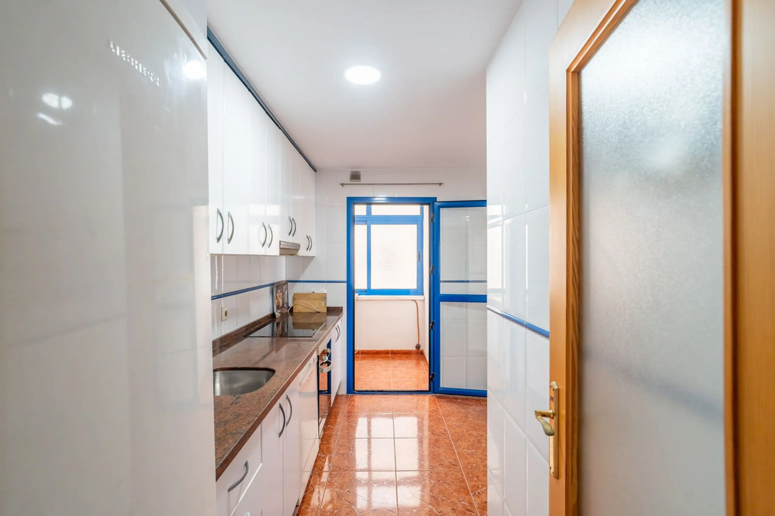 Discover this charming 97m² apartment in Estepona, Málaga, ideal for enjoying peace and comfort. Priced attractively at €399,000, this property is located in a gated community offering access to a communal swimming pool and a serene environment, perfect f
