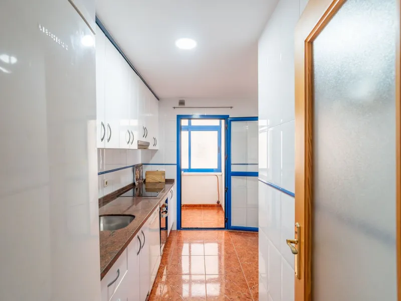 Discover this charming 97m² apartment in Estepona, Málaga, ideal for enjoying peace and comfort. Priced attractively at €399,000, this property is located in a gated community offering access to a communal swimming pool and a serene environment, perfect f