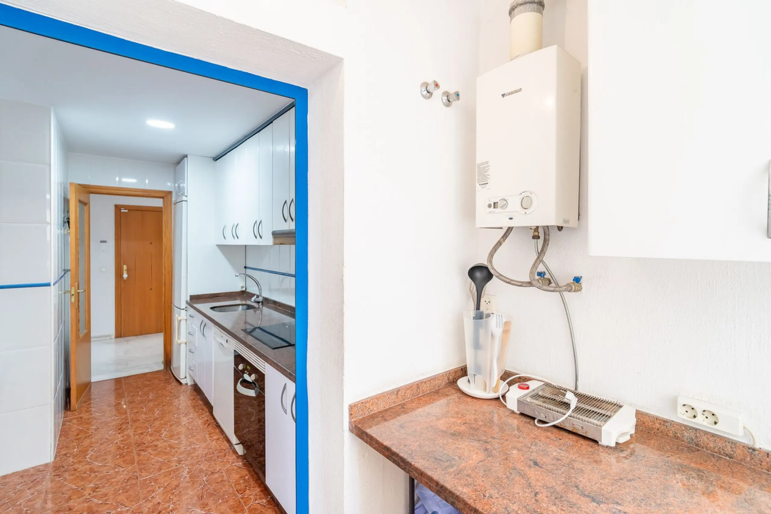 Discover this charming 97m² apartment in Estepona, Málaga, ideal for enjoying peace and comfort. Priced attractively at €399,000, this property is located in a gated community offering access to a communal swimming pool and a serene environment, perfect f