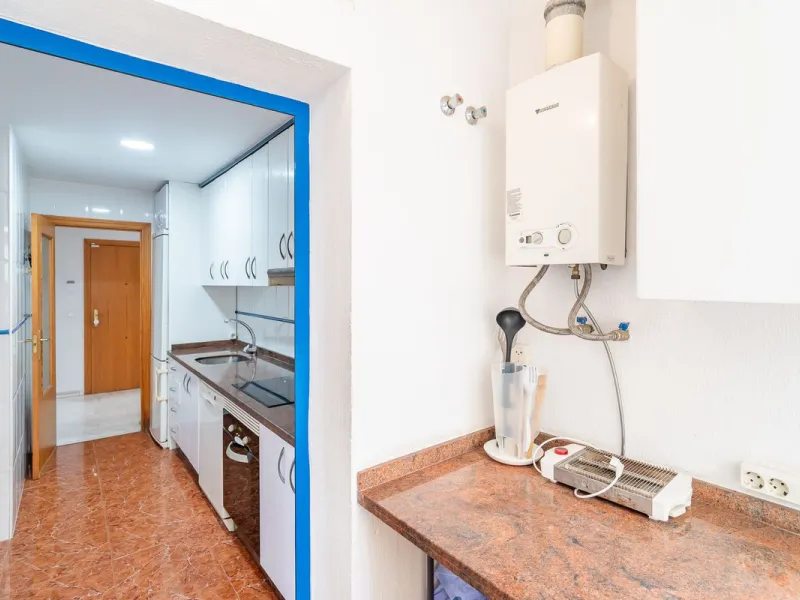Discover this charming 97m² apartment in Estepona, Málaga, ideal for enjoying peace and comfort. Priced attractively at €399,000, this property is located in a gated community offering access to a communal swimming pool and a serene environment, perfect f