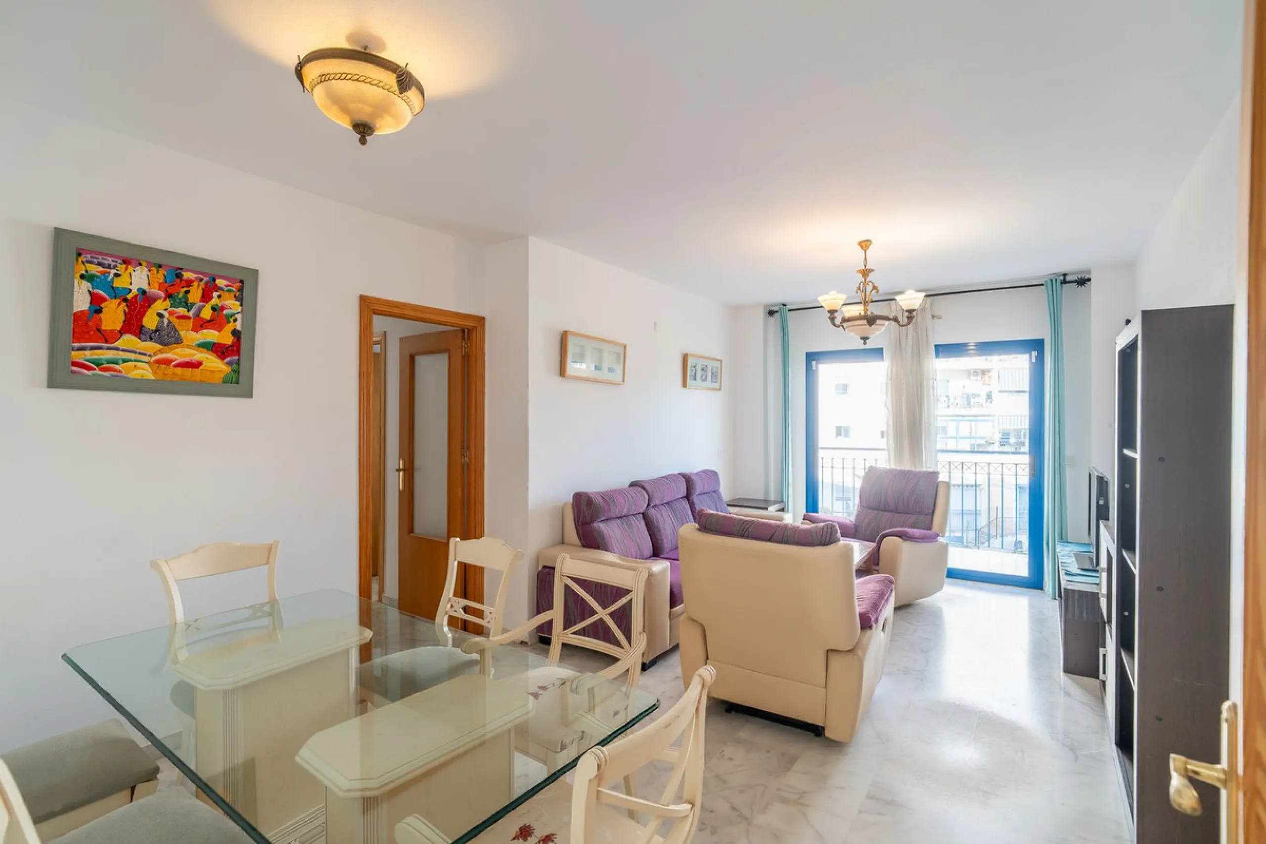 Discover this charming 97m² apartment in Estepona, Málaga, ideal for enjoying peace and comfort. Priced attractively at €399,000, this property is located in a gated community offering access to a communal swimming pool and a serene environment, perfect f