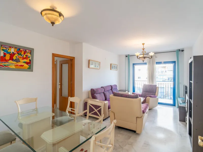 Discover this charming 97m² apartment in Estepona, Málaga, ideal for enjoying peace and comfort. Priced attractively at €399,000, this property is located in a gated community offering access to a communal swimming pool and a serene environment, perfect f