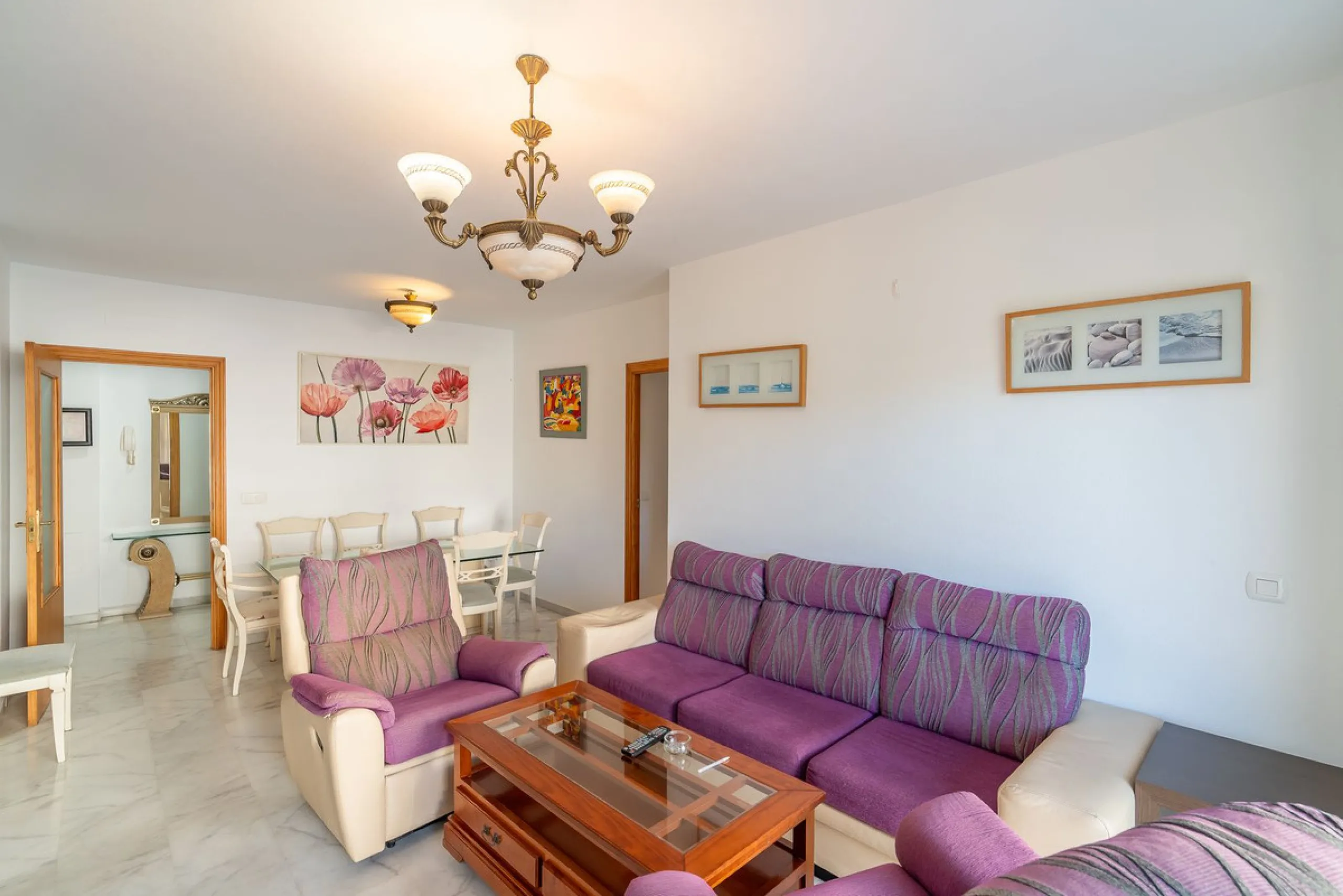 Discover this charming 97m² apartment in Estepona, Málaga, ideal for enjoying peace and comfort. Priced attractively at €399,000, this property is located in a gated community offering access to a communal swimming pool and a serene environment, perfect f