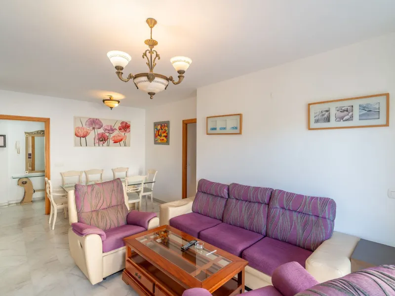 Discover this charming 97m² apartment in Estepona, Málaga, ideal for enjoying peace and comfort. Priced attractively at €399,000, this property is located in a gated community offering access to a communal swimming pool and a serene environment, perfect f