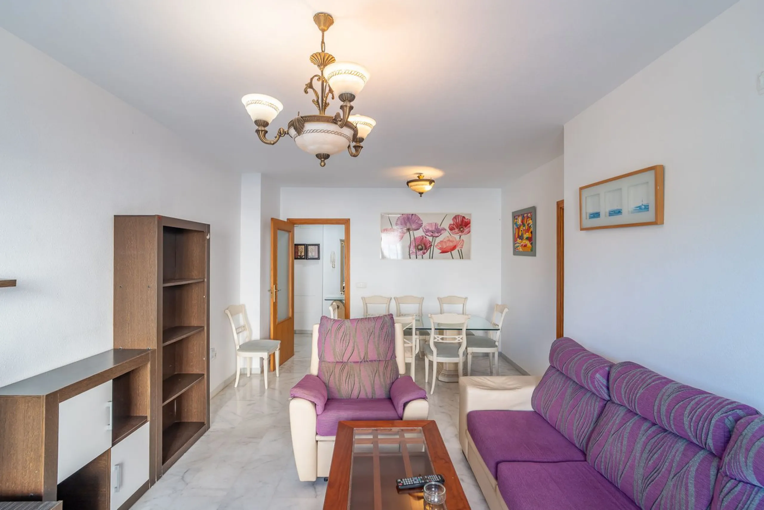 Discover this charming 97m² apartment in Estepona, Málaga, ideal for enjoying peace and comfort. Priced attractively at €399,000, this property is located in a gated community offering access to a communal swimming pool and a serene environment, perfect f