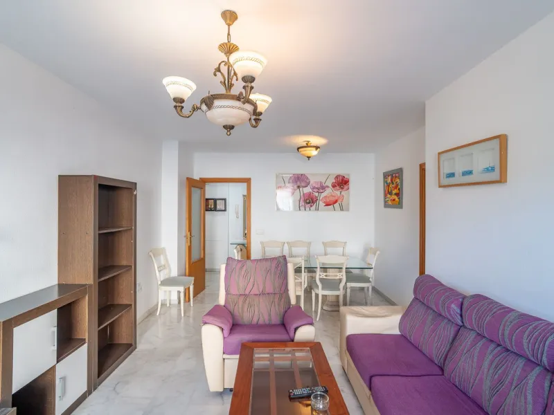 Discover this charming 97m² apartment in Estepona, Málaga, ideal for enjoying peace and comfort. Priced attractively at €399,000, this property is located in a gated community offering access to a communal swimming pool and a serene environment, perfect f
